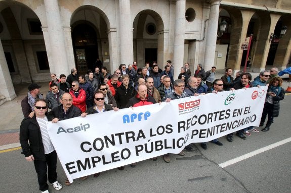 Delegados sindicales y empleados del centro penitenciario, en la protesta de ayer. :: juan marín