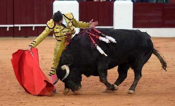 Diego Urdiales, en redondo, con el segundo de sus toros en su estreno ayer de su temporada en España. :: fit