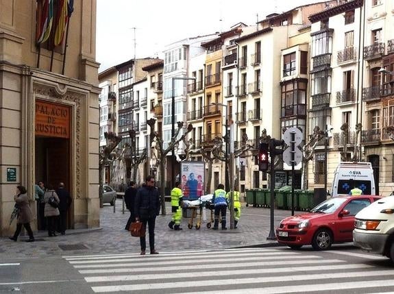 El agente que sufrió el infarto es introducido en la ambulancia que le trasladó al San Pedro. 