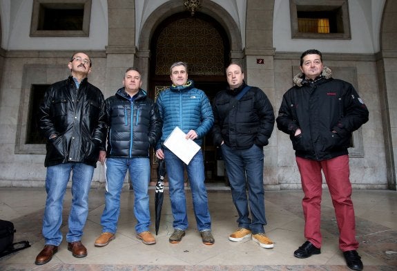 Representantes sindicales con el escrito que entregaron ayer en la Delegación del Gobierno. :: j. marín