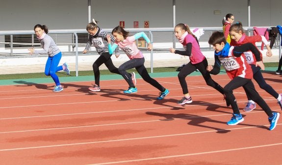 Jóvenes atletas en una de las pruebas de velocidad, en el Adarraga. :: Fernando díaz