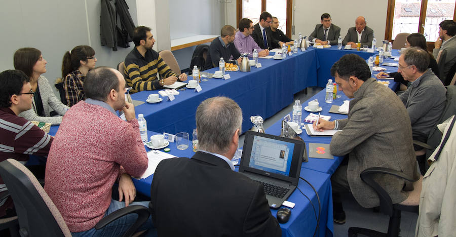 Imagen de archivo de una reunión de trabajo conjunta con la FER y la ADER con un colectivo empresarial. 