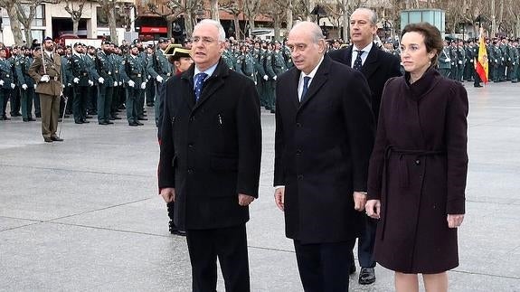 Jorge Fernández Díaz entre Ceniceros y Gamarra. 