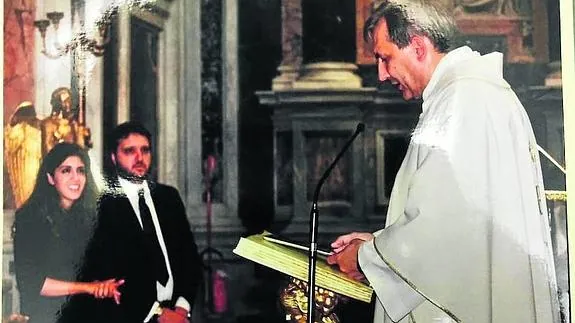 Balda oficia una misa por los diez años de casada de Chaouqui y Corrado Lanino. 