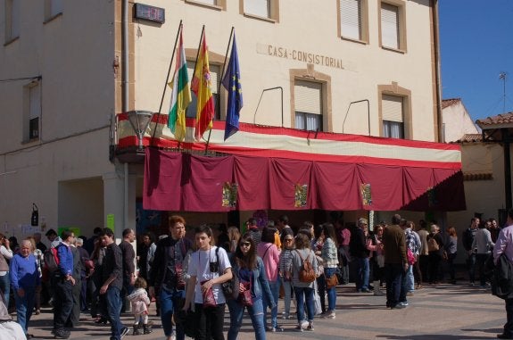 Numerosa gente joven acudió a recorrer las bodegas de Uruñuela y disfrutar de sus vinos. :: p.j.p.