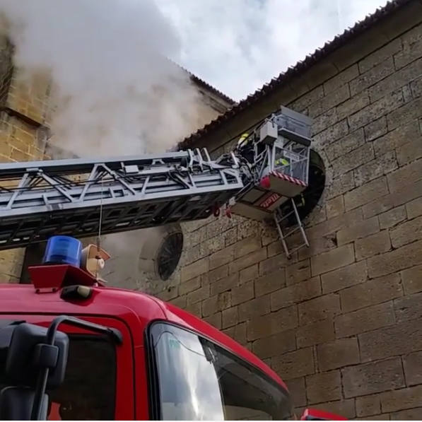 Los bomberos de Logroño abren las ventanas de la iglesia para expulsar el denso humo que llenaba las naves del templo. 