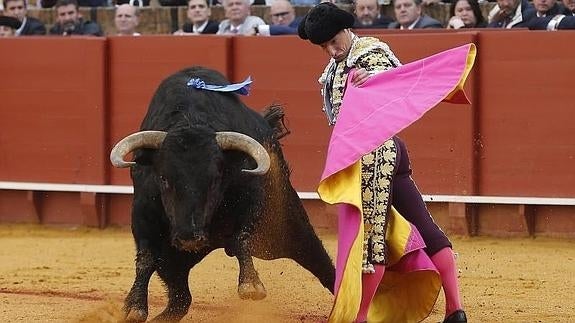 El diestro Diego Urdiales durante el primero de su lote. 