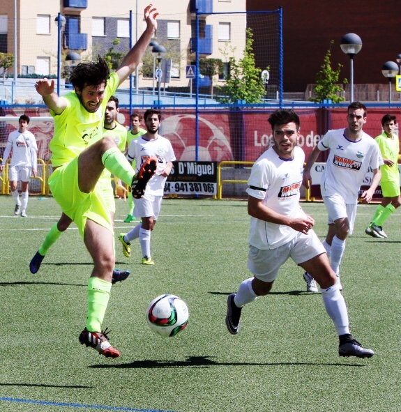 Alberto intenta controlar el balón ante Aritza. :: jonathan herreros