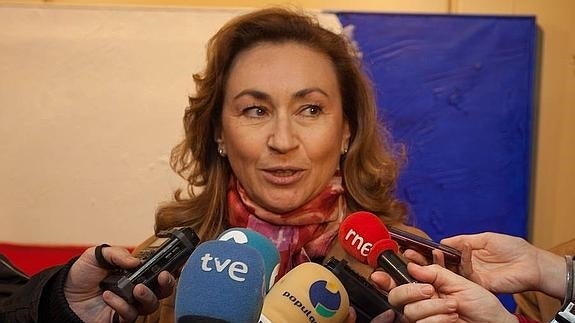 María Martín atiende a los medios de comunicación. 