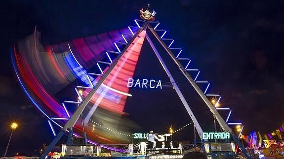 Imagen nocturna de una atracción en la zona de las barracas de Logroño. 