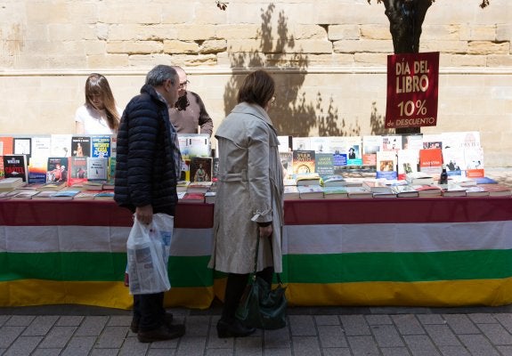 Puesto callejero de una librería logroñesa, ayer durante el Día del Libro. :: sonia tercero