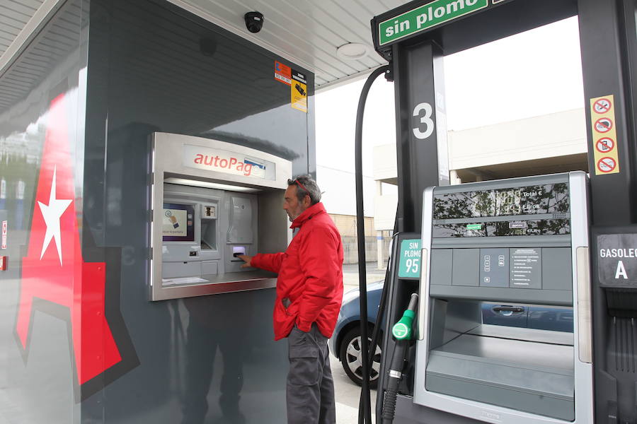 Un conductor prepara el repostaje en una gasolinera de prepago. 