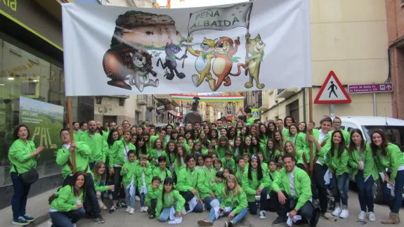 Miembros de la nueva Peña Albaida, a punto de vivir el cohete. :: p.h.