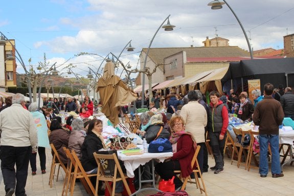 Buen ambiente en la feria intercultural de Pradejón. :: m.f.