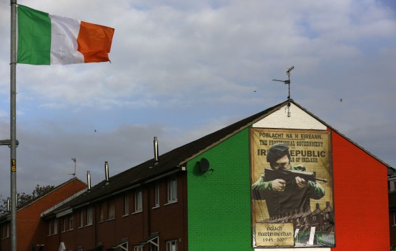 Ardoyne es un barrio situado en el norte de Belfast en el que viven unos siete mil católicos. :: CATHAL MCNAUGHTON / reuters