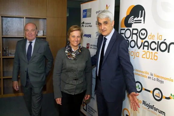 García-Calzada, Leonor González y José Arnáez, en la presentación del Foro de la Innovación 2016. 