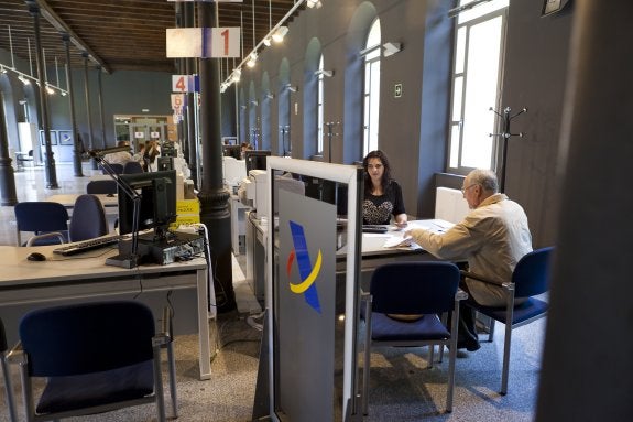 Los contribuyentes riojanos pueden pedir ya cita previa para hacer de forma gratuita la declaración