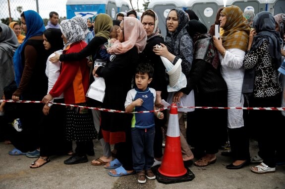 Inmigrantes acogidos en el antiguo aeropuerto de Atenas. :: reuters