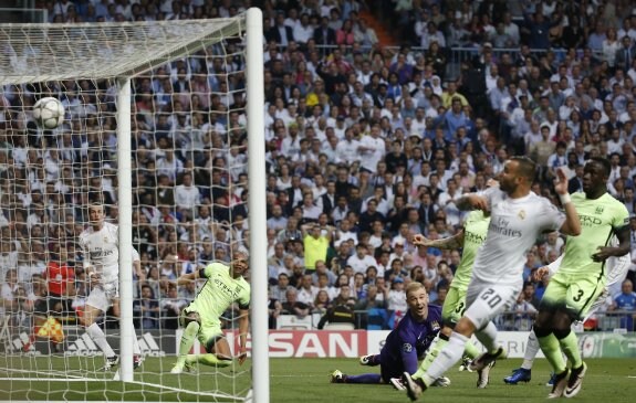 Bale observa cómo su disparo, tras dar en Fernando, entra en la portería de Hart. Fue el gol que significó la clasificación del conjunto madridista. :: reuters

