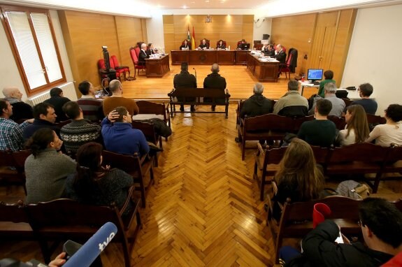 El juicio llenó la sala de la Audiencia Provincial . :: juan marín
