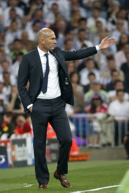 Zidane gesticula en el partido del miércoles ante el City. :: efe
