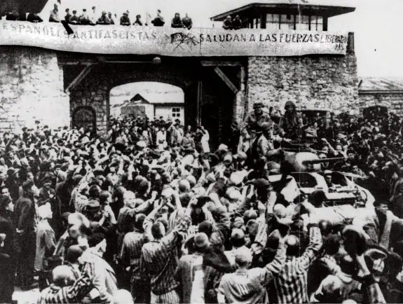 Llegada de la 11ª División Acorazada de EEUU al campo de Mauthausen el 6 de mayo de 1945 :: l.r.