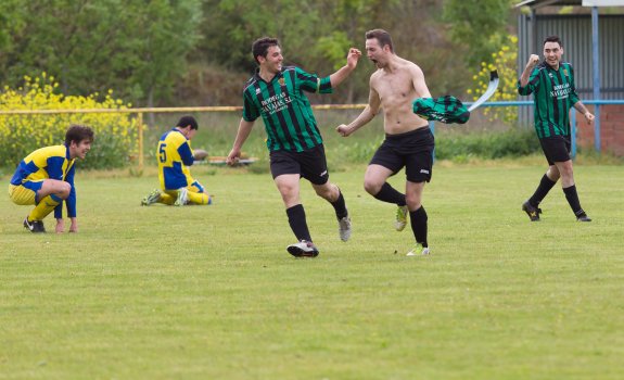 Vicente, sin camiseta, celebra el gol con Jorge.::  Sonia Tercero