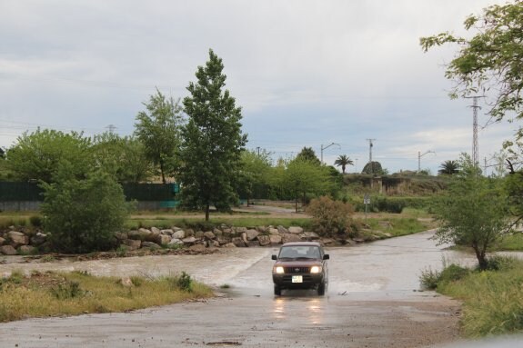 Zona inundable que utilizan al día decenas de vehículos. :: m.f.