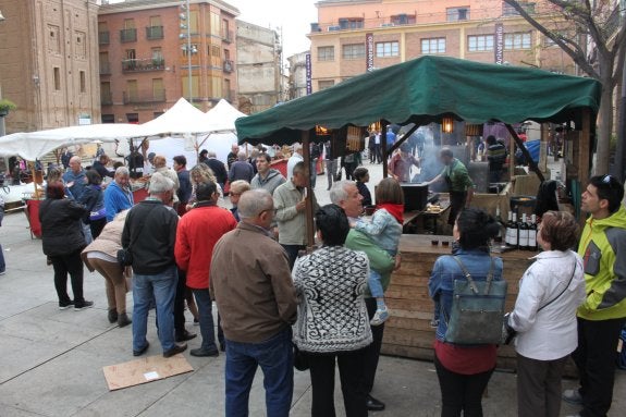 El público disfrutó de las propuestas artesanas y culinarias del mercado barroco en la plaza. :: 