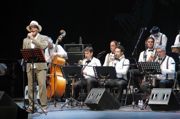 El cantante Alaín Pérez y otros miembros de la CMQ Big Band durante una actuación en el Festival de Jazz de Murcia. :: l.r.