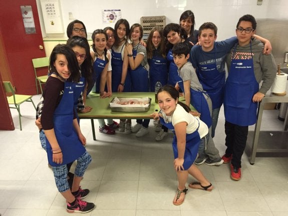 Los alumnos de primer curso de Secundaria han cocinado sencillas recetas en los talleres. :: ep