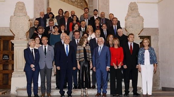 Foto de familia en San Millán con motivo de la inauguración del Seminario a cargo de la reina Letizia. 