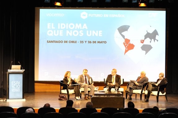 La alcaldesa de Logroño, durante el coloquio que protagonizó ayer en Santiago de Chile. :: c. mayorga