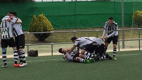 Los jarreros celebran el gol de Rojas