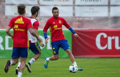 Bruno Soriano, durante un entrenamiento con la selección española en Schruns. :: Peter RINDERER / AFP