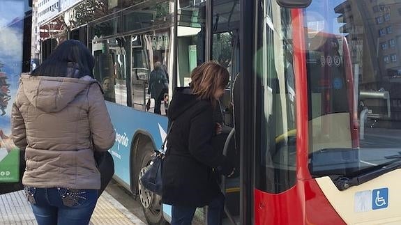 Parada de un autobús urbano. 