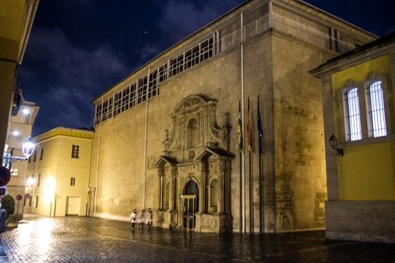 Visto nocturna del acceso al antiguo Convento de la Merced que alberga las instalaciones del Parlamento de La Rioja. :: Díaz uriel