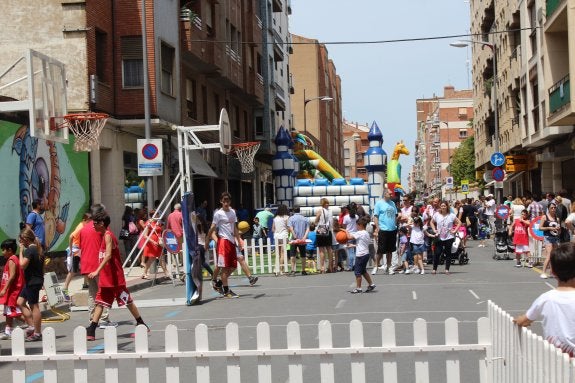 La calle Gallarza contó con una infinidad de opciones deportivas. :: m.f.