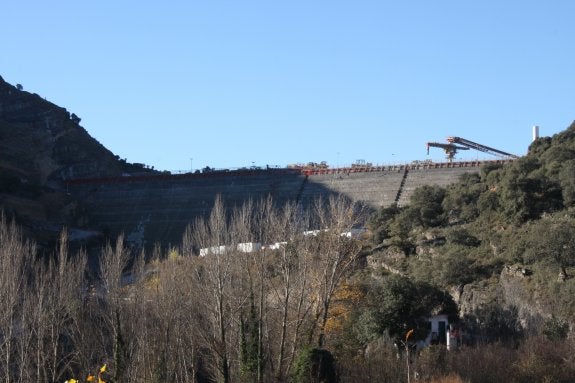 Pared de la presa de Enciso, vista desde el exterior de la zona de trabajo. :: e.p.