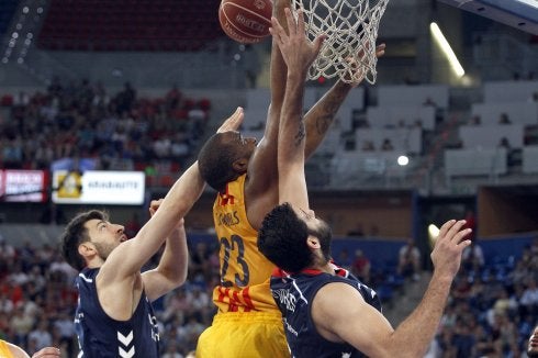 El barcelonista Samuels pelea con Bourousis y Shengelia. :: EFE
