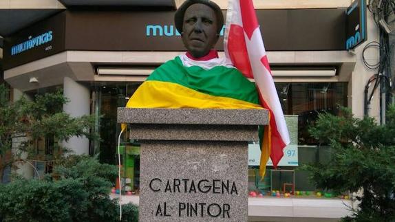 Monumento al pintor Vicente Ros envuelto bajo la bandera riojana. 