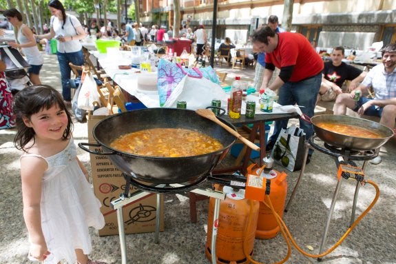 Concurso de patatas con chorizo y, sí, el que está en la esquina es Gurutz Aginagalde. :: sonia tercero