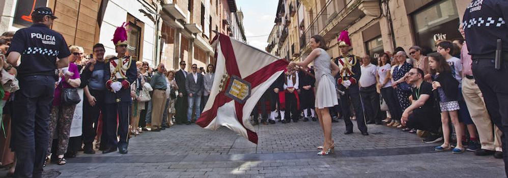 Cuca Gamarra ondea la bandera de Logroño.