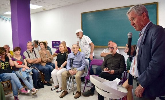 Jorge Vestrynge, durante el taller impartido ayer en la sede de Podemos en Logroño. :: miguel herreros