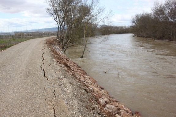 La fuerza de las aguas agrietó el nuevo mazón del Ortigoso. :: e.p.