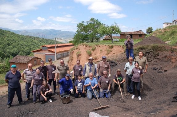 Algunos de los componentes de la asociación El Encinar, en la carbonera. :: p. j. p.