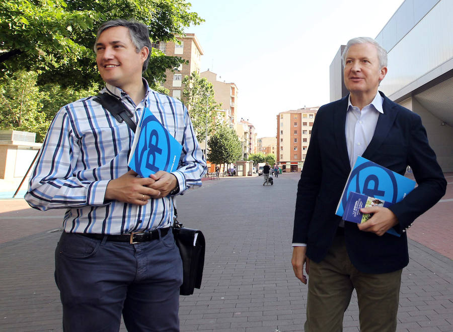 José Luis Pérez Pastor y Emilio del Río hacen campaña en la calle. 