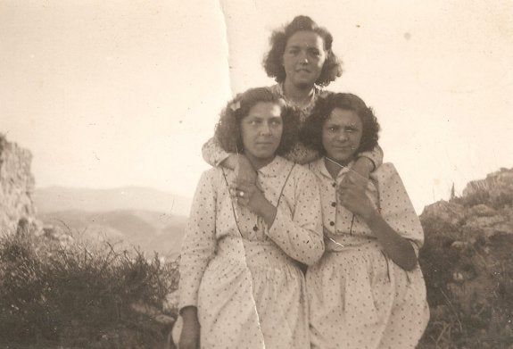 Unas amigas de Cervera,       en Contrebia