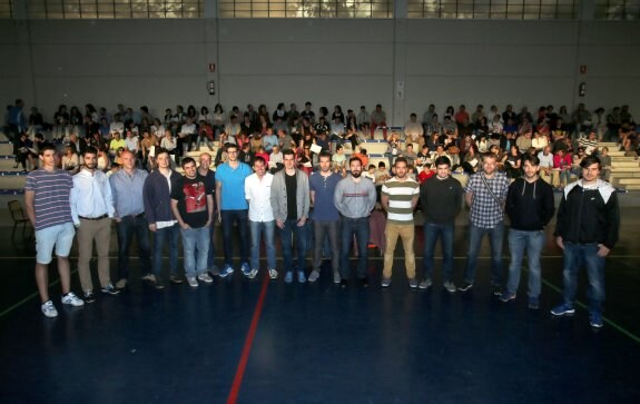 El grupo de entrenadores del LogroBasket Club, en el polideportivo de Escolapias, ante los padres asistentes. :: juan marín
