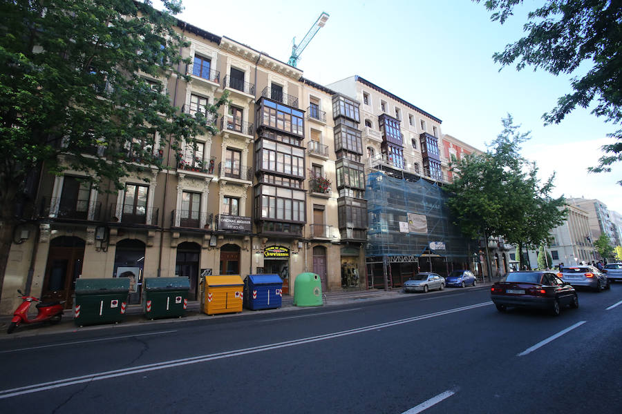 Vista general del bloque de viviendas de Vara de Rey casi en la esquina con Gran Vía. 